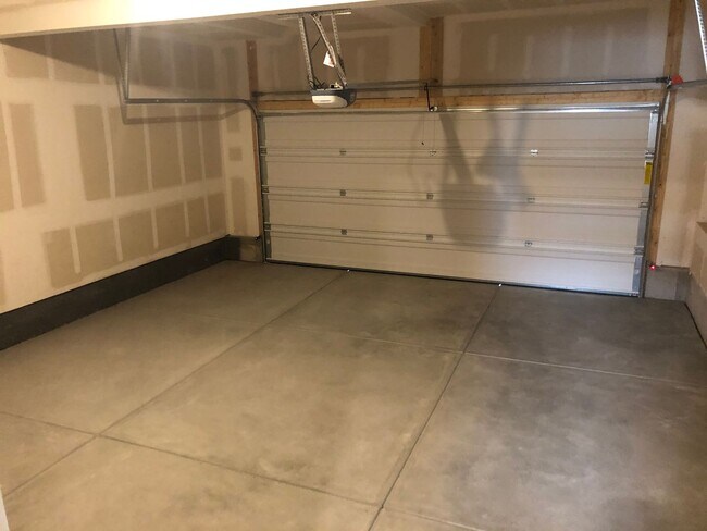 Building Photo - HUGE 3BR Home Built in 2020 with Office, Loft & Mountain Views