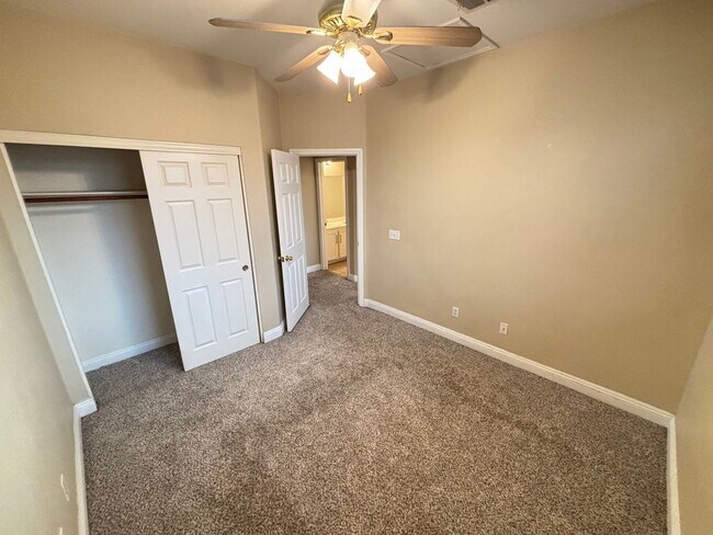 Building Photo - Modern 3Bed/3Bath Two Story Home located i...