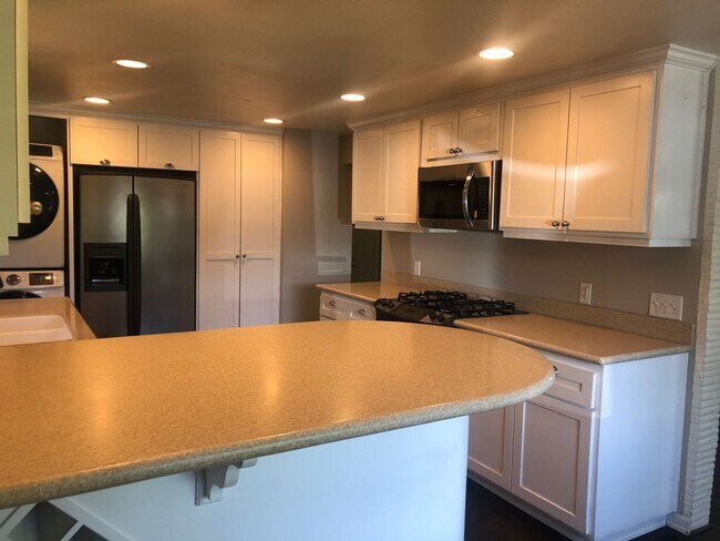 Building Photo - Darling 3 bedroom bungalow in Ferry St Bridge neighborhood!