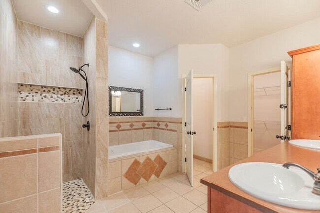 Building Photo - 3 bed 2 bath beautiful home!