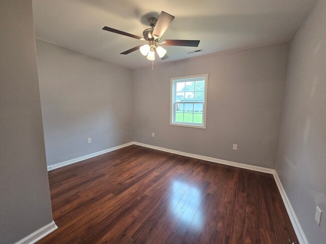 Building Photo - NEW LISTING!!!!!