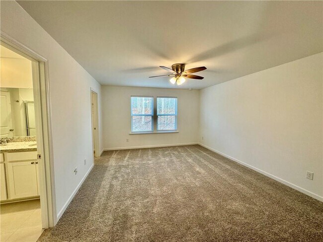 Building Photo - 3012 Orwell Dr SE