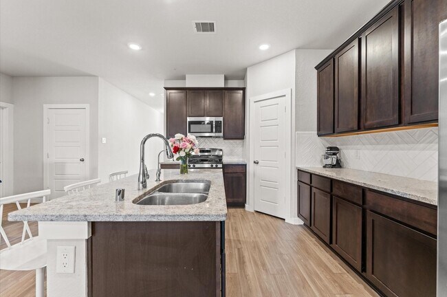 Building Photo - 818 Deerhurst Ln