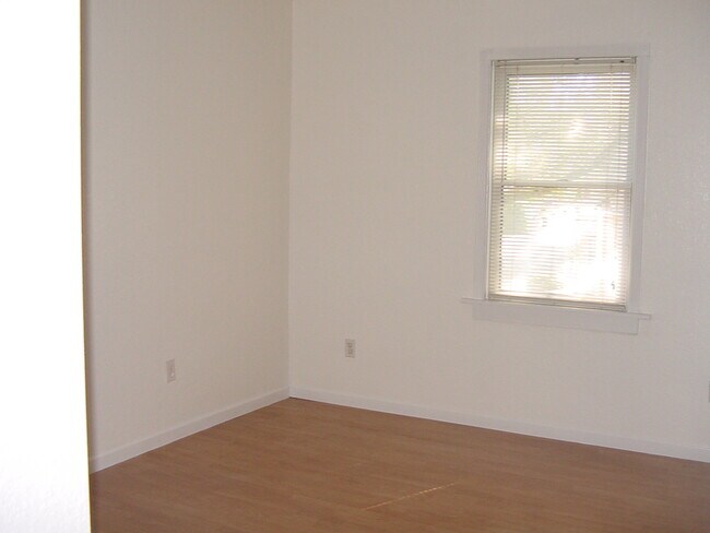 Building Photo - 214 19th St N