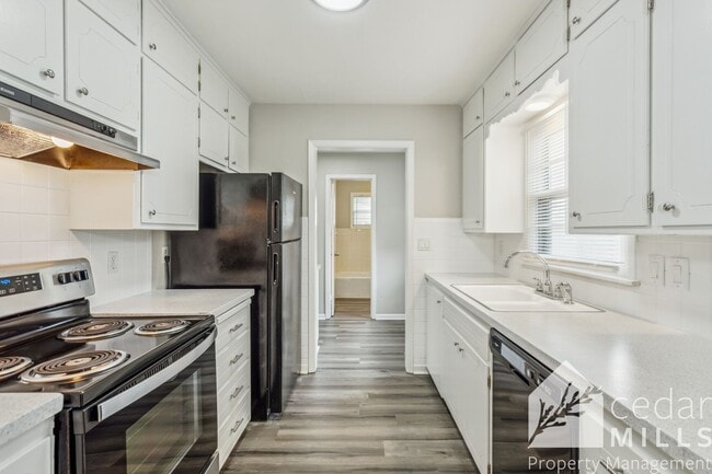 Building Photo - Very Large 3 Bedroom Home, All One Level!