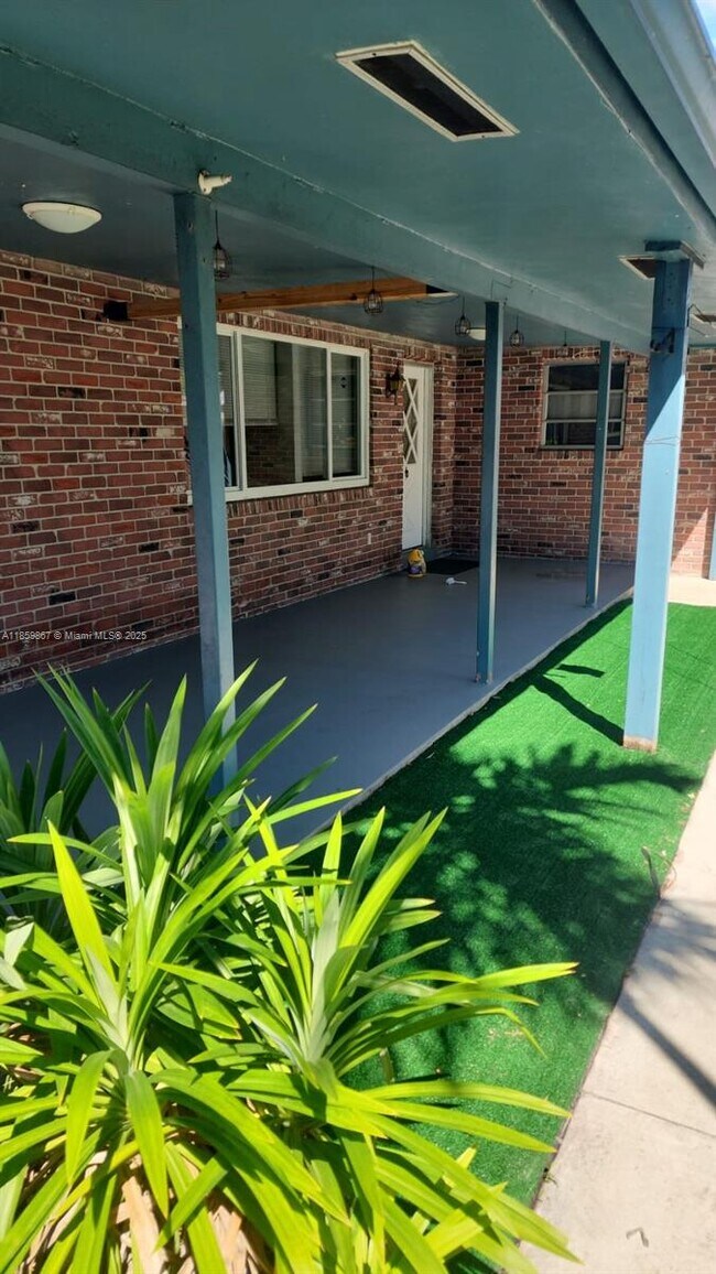 Building Photo - 729 NE 6th St