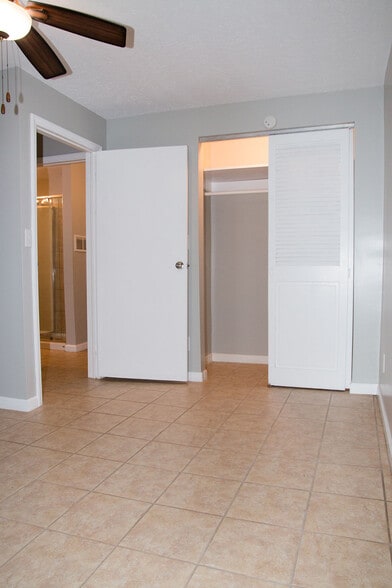 Building Photo - 809 Diamond Ct