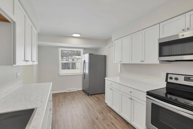 Building Photo - 3080 Pine Valley Rd