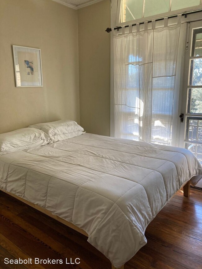 Building Photo - 1 br, 1 bath House - 210 E. State St. #31