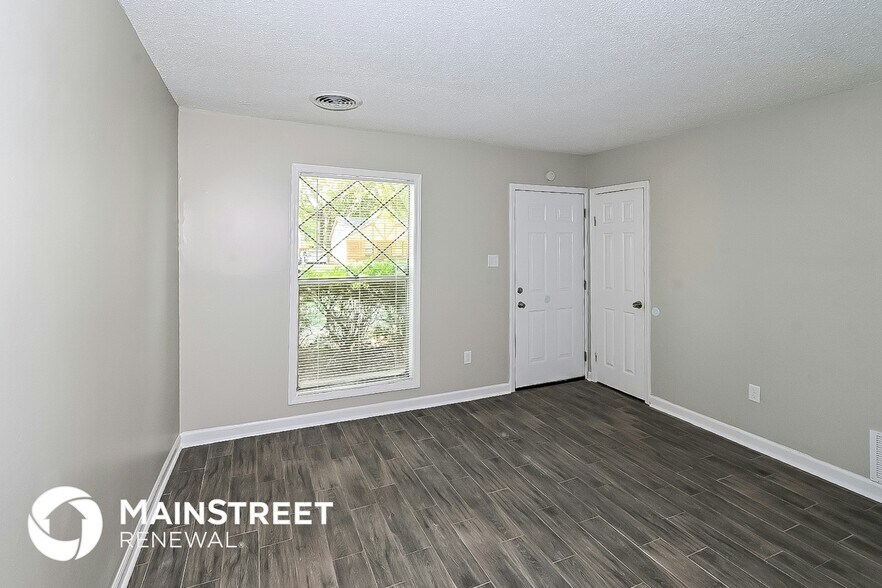 Building Photo - 886 Valley Springs Dr