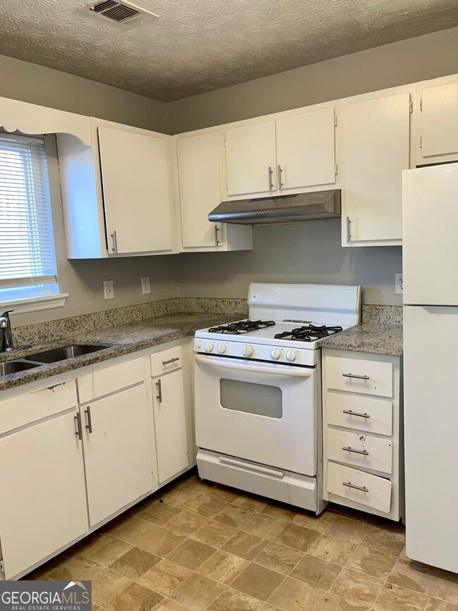 Building Photo - 945 Silverwood Dr