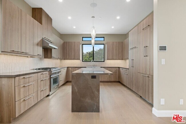 Building Photo - 211 S Irena Ave