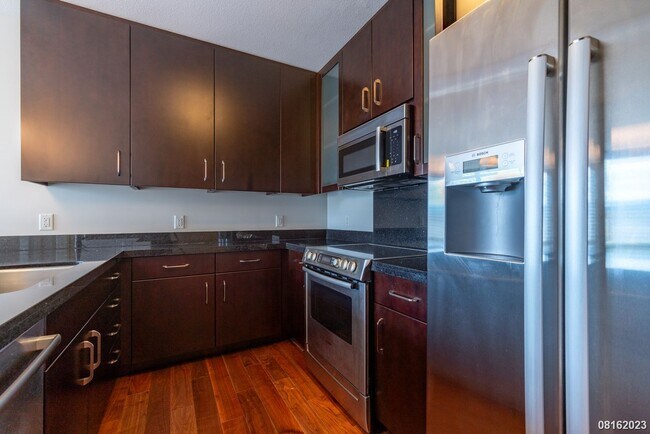 Building Photo - Waihonua 2br 2ba 2pkg (tandem) w/Storage, High Floor, Amenities (Honolulu)