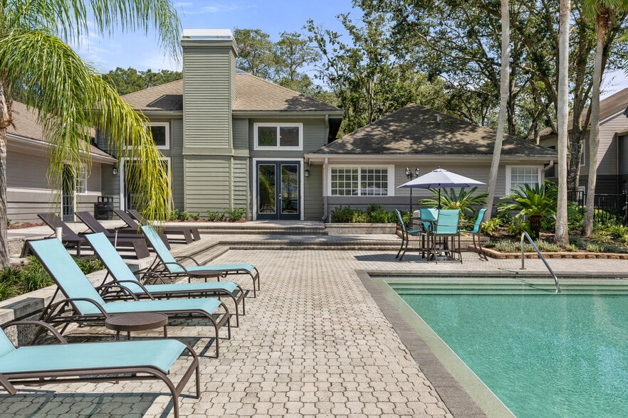 Enjoy lazy afternoons by the water - Bay Club
