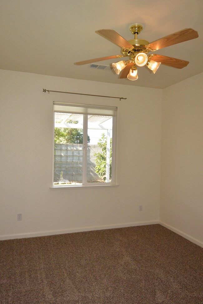 Building Photo - Spacious 3 Bedroom 2 Bathroom home with a Bonus Room in Southeast Visaliia!