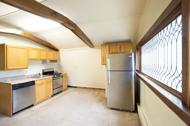 Building Photo - Avail. 6/1/26 Charming Efficiency-One Bloc...