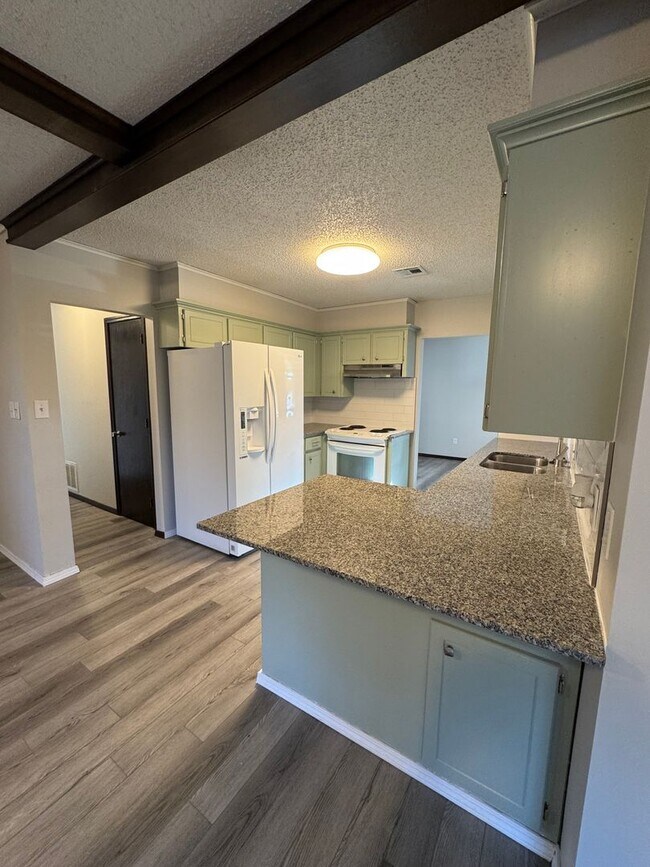 Building Photo - 3 Bedroom Home with Fenced Yard!!