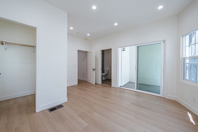 Building Photo - Modern Upstairs 3-Bedroom at 4222 1/2 | 1....