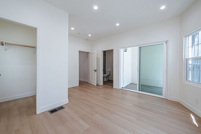 Building Photo - Modern Upstairs 3-Bedroom at 4222 1/2 | On...
