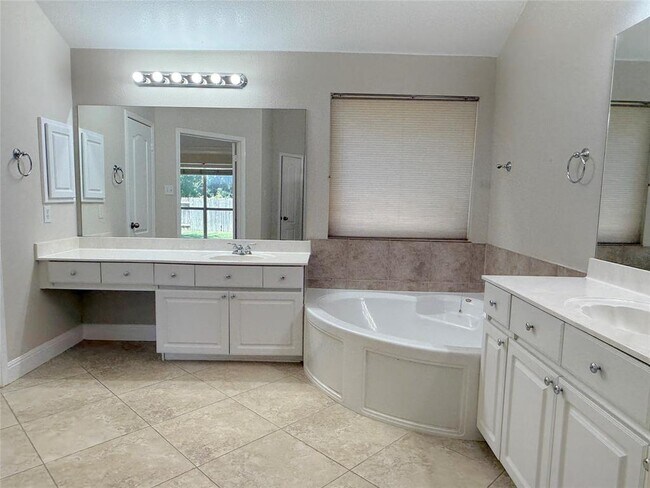 Building Photo - 2424 Arbor Dr