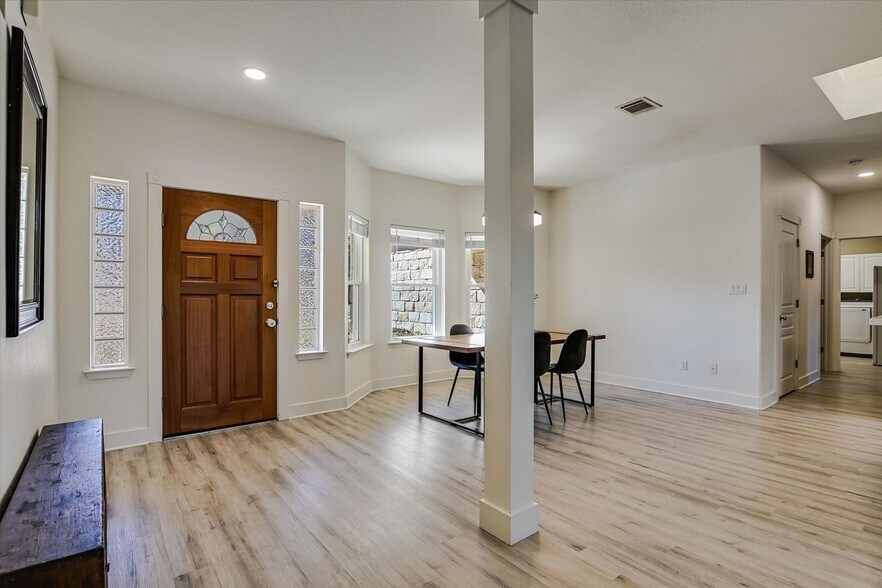 Building Photo - 945 Wesley Ridge Dr