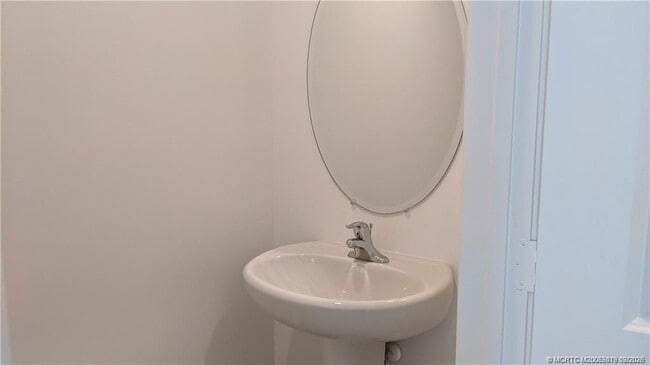 Building Photo - 373 SE Sea Hunt Wy