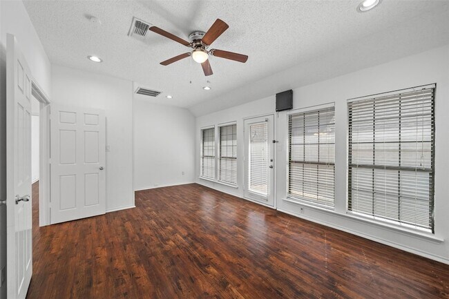 Building Photo - 1205 Olde Towne Dr