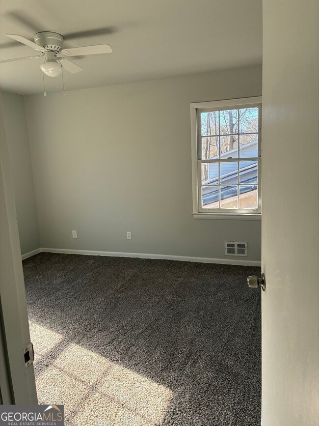 Building Photo - 3992 Maplewood Dr