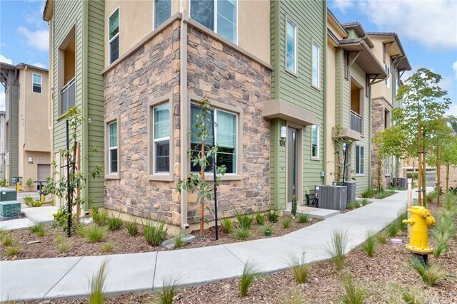 Building Photo - 677 Savi Dr