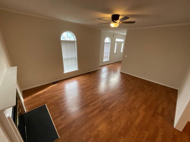 Building Photo - Beautiful 3 bed, 2.5 bath + Bonus room Loc...