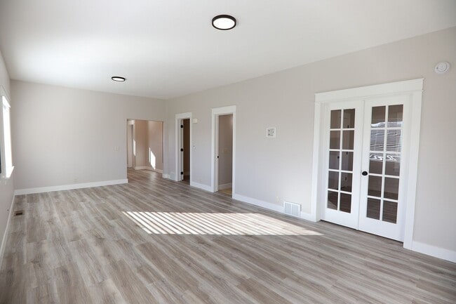 Building Photo - Newly renovated 2 bed 1 bath