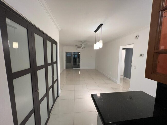 Building Photo - 1560 NE 127th St