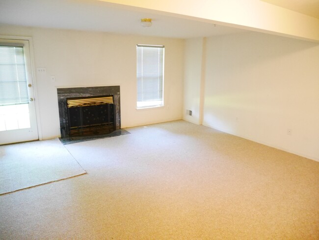 Building Photo - Generous 2 Bedroom Townhome in Baltimore!