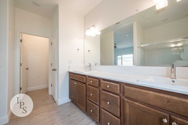 Building Photo - 2022 South/East Fresno Home, 4BR/2BA - Lots of Amenities!