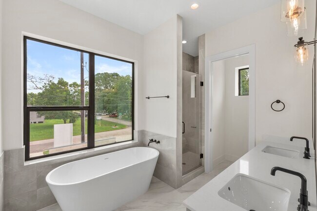 Building Photo - 6131 Pacific Frst Dr