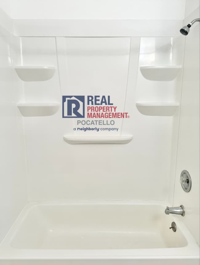 Building Photo - Updated 3 Bedroom 2 bath Townhome