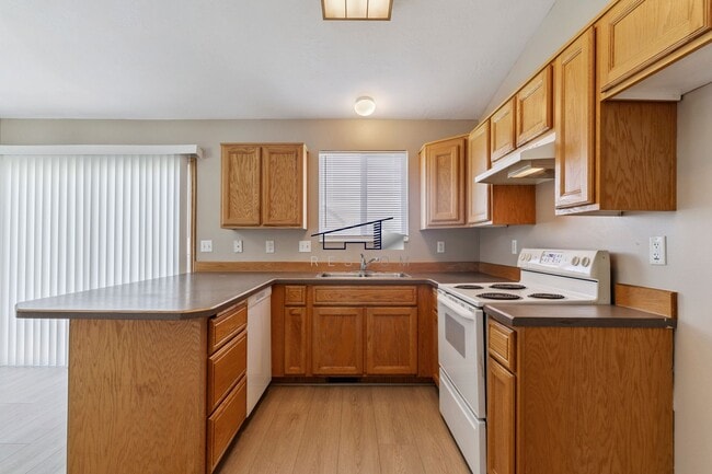Building Photo - Updated Roy Utah 5 Bedroom 2 Bathroom Home!!