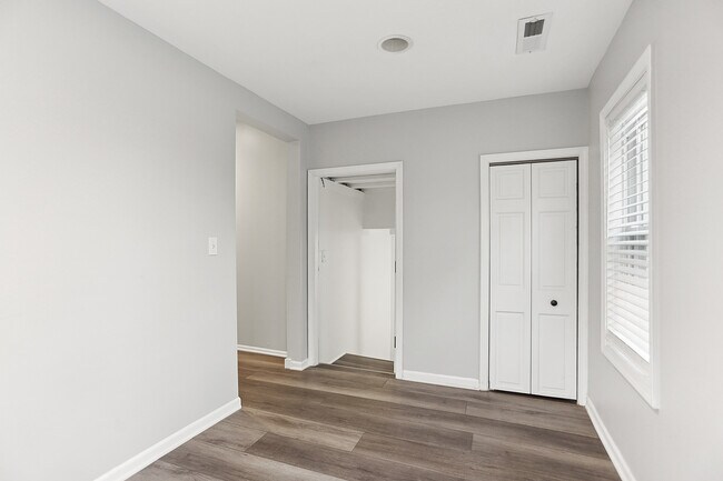 Building Photo - 3227 S Wells St