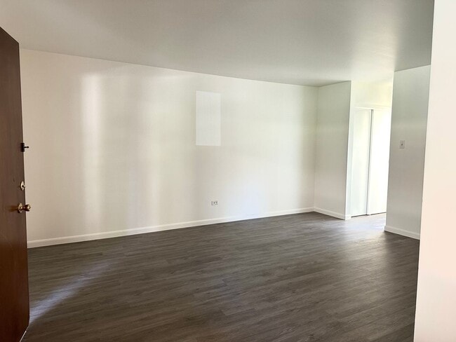 Building Photo - Spacious 1 Bed/1bath close to CU with Reserved Parking