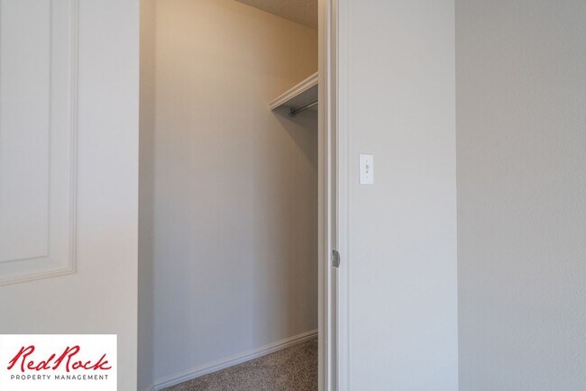 Building Photo - Spacious 3 Bedroom Single-Level Home in Bl...