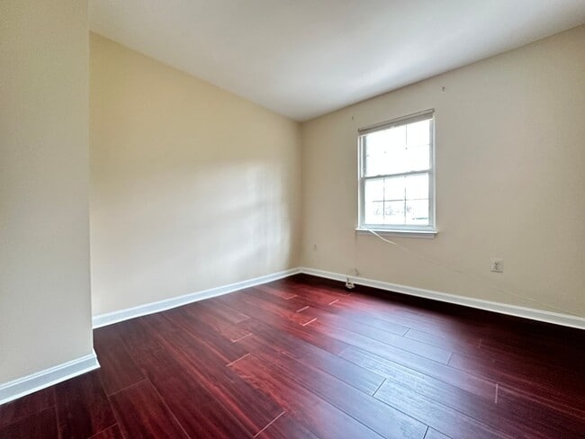 Building Photo - Wonderful townhome with recent upgrades..a...