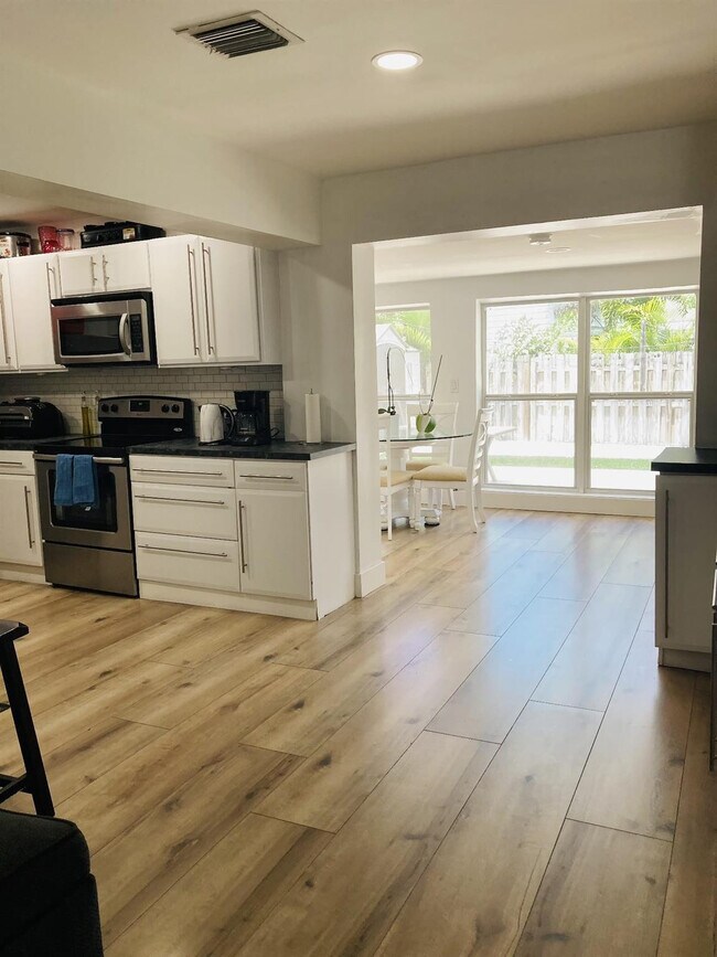 Building Photo - 2640 NE 10th Terrace