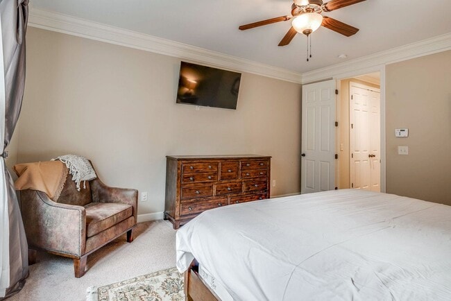Building Photo - Custom built home in a great location in B...