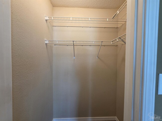 Building Photo - 4041 Shorewood Dr