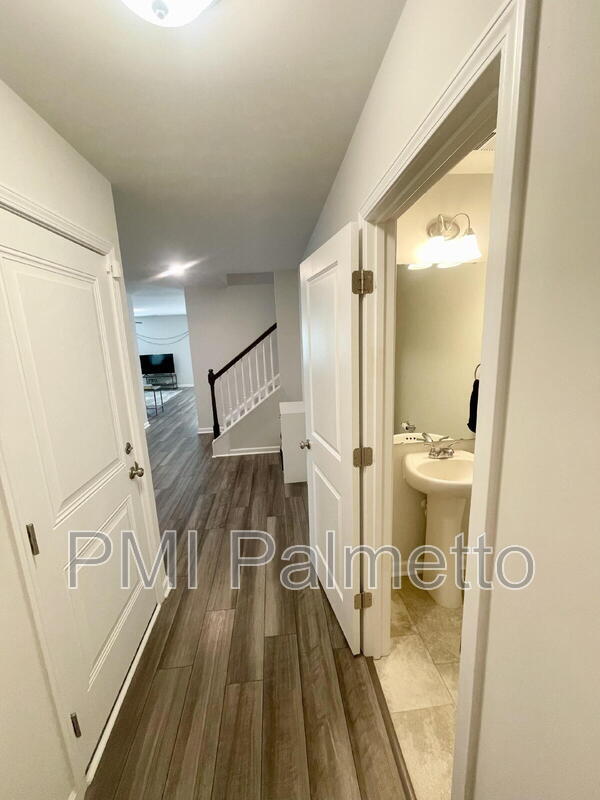 Building Photo - 633 Wooster Dr