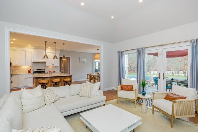 Building Photo - 8 Quail Run