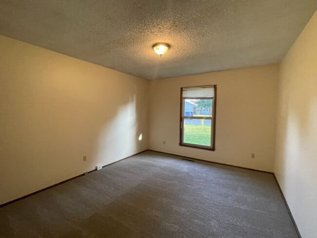 Building Photo - Southside Springfield!  2 Bedroom/2 Bath D...