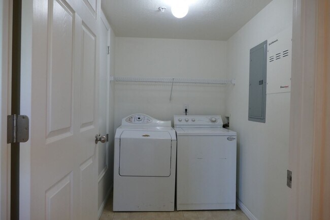 Building Photo - Beautiful Ground Floor 3-Bed 2-Bath Condo ...