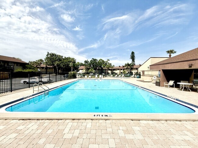 Building Photo - 785 S Village Dr