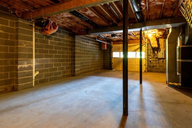 Building Photo - 3 story 2 bed 1.5 bath condo with large ga...